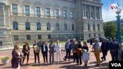Helene Villalonga, primera a la izquierda, se dirige a un grupo de personalidades hispanas que fueron reconocidos por el Congreso de EEUU por su aporte a sus comunidades en el país. [Foto: VOA / Salomé Ramírez]