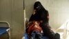 Una mujer con su hijo diagnosticado de cólera en un hospital de Deir el-Zour, Siria, el 29 de septiembre de 2022.
