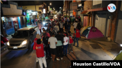 A diario se forman largas filas de venezolanos en las terminales de buses, donde pernoctan, para recibir un plato de comida. [Foto: Houston Castillo/VOA]