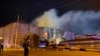 Una vista muestra el sitio del accidente aéreo cuando un avión de combate de las fuerzas del Kremlin cayó sobre un edificio residencial en la sureña ciudad de Yeysk, Rusia, el 17 de octubre de 2022.