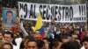 Personas sostienen una pancarta durante una protesta en contra de los secuestros, el martes 6 de diciembre de 2011, en Bogotá. 