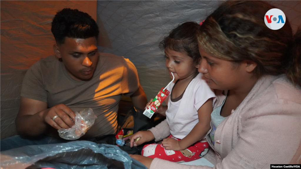 Una familia venezolana cena dentro de una "casa de campaña" en San José, Costa Rica el sábado 29 de octubre. Foto Houston Castillo, VOA