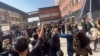 Esta imagen de un video de UGC disponible el 15 de octubre de 2022 muestra a estudiantes iraníes cantando "Libertad" mientras se manifiestan en la Universidad de Ciencia y Cultura de Teherán.