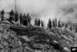 La Guerra Civil española (1936-1939) acabó con el triunfo del dictador Francisco Franco, quien se mantuvo en el poder hasta su muerte en 1975.