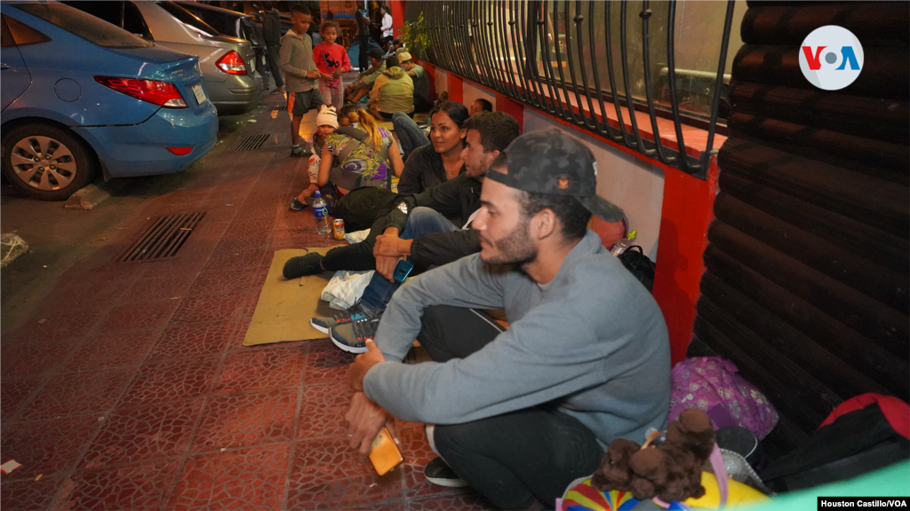 Venezolanos que no alcanzan en refugios duermen en las calles de San José, Costa Rica. Foto Houston Castillo, VOA