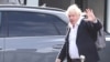El ex primer ministro del Reino Unido, Boris Johnson, camina por el aeropuerto de Gatwick
de Londres, el sábado 22 de octubre de 2022.