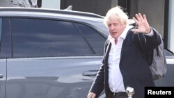 El ex primer ministro del Reino Unido, Boris Johnson, camina por el aeropuerto de Gatwick
de Londres, el sábado 22 de octubre de 2022.