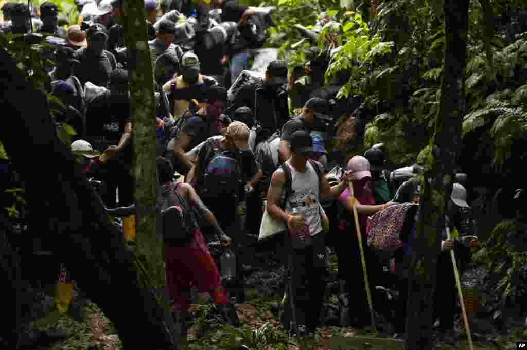Antes de empezar el cruce, un grupo de unos 800 migrantes respiran optimismo. Aplauden para darse ánimo, pues la esperanza es más fuerte que el miedo que pueden tener ante esta travesía.