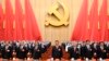 ប្រធានាធិបតីចិន​លោក Xi Jinping (កណ្តាល) រួមជាមួយ​មេដឹកនាំបក្ស​កុម្មុយនីស្តចិន ក្នុង​ពេល​ចូលរួមពិធី​បើក​សមាជ​គណបក្ស​កុម្មុយនីស្ត​ចិន​លើក​ទី ២០ នៅ​ក្នុង​សាល Great Hall of the People នៅ​ទីក្រុង​ប៉េកាំង កាលពី​ថ្ងៃទី១៦ ខែតុលា ឆ្នាំ២០២២។ (Li Xueren/Xinhua via AP)