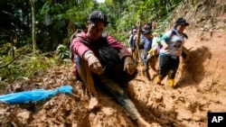 Un migrante venezolano descansa durante la caminata por el Tapón del Darién desde Colombia hacia Panamá con la esperanza de llegar a Estados Unidos, el sábado 15 de octubre de 2022. (Foto AP/Fernando Vergara)