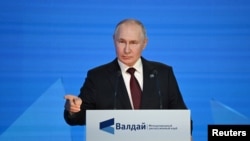 El presidente ruso, Vladimir Putin, pronuncia un discurso en la vigésima reunión anual del Club de Debate Valdai en Sochi, Rusia, el 5 de octubre de 2023.