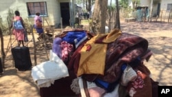 Mhuri idzi dzinonzi dzakasiiwa parutivi pemugwagwa weHarare-Chirindu pasina mvura kana zvimbuzi.