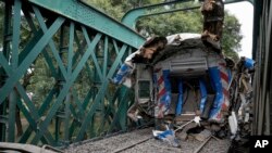 Un vagón de tren que chocó con otro se encuentra sobre las vías en Buenos Aires, Argentina, el viernes 10 de mayo de 2024.