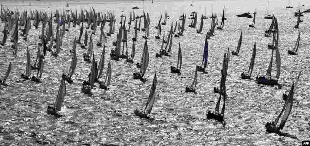 Lebih dari 1.700 perahu mengikuti lomba layar di Teluk Trieste, Italia.