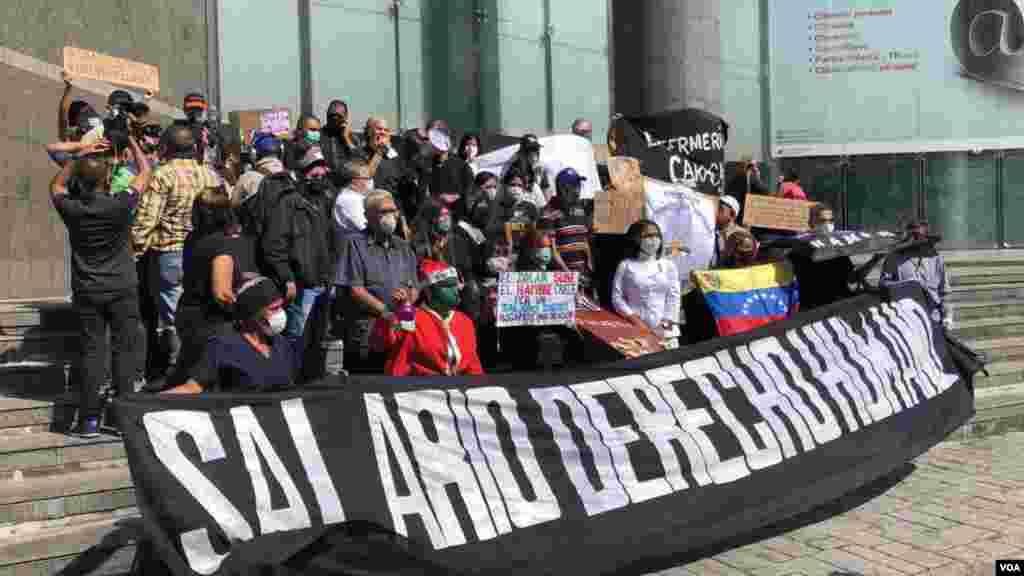 &quot;Eso no alcanza ni para comprar un litro de leche, much&#237;simo menos un kilo de pollo. &#191;C&#243;mo se puede mantener una familia venezolana con ese sueldo? No es viable”, afirm&#243; a la VOA Hilda Ruiz Gonz&#225;lez, m&#233;dico que se encontraba en la protesta.