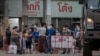 ពលករចំណាកស្រុកនិងសមាជិកគ្រួសារត្រៀមធ្វើដំណើរទៅកាន់កន្លែងធ្វើតេស្តរកជំងឺកូវីដ១៩ នៅតំបន់ទីប្រជុំជន Samut Sakhon ភាគខាងត្បូងទីក្រុងបាងកក ប្រទេសថៃ កាលពីថ្ងៃទី៤ ខែមករា ឆ្នាំ២០២១។
