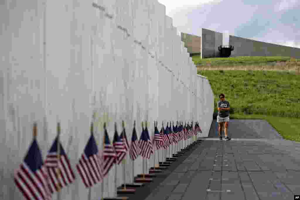 Una visitante al Flight 93 National Memorial hace una pausa en el Muro de los Nombres que contiene los nombres de los 40 pasajeros y tripulantes del vuelo 93 de United que fueron asesinados en este campo el 11 de septiembre de 2001, el 31 de mayo de 2018. (Foto AP / Gene J. Puskar) &nbsp;