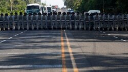 Las autoridades mexicanas impusieron una barrera literal con la que desbarataron la caravana de migrantes centroamericanos. Utilizaron gases lacrimógenos contra el grupo en el que habían varios menores de edad.