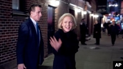 La senadora demócrata Kirsten Gillibrand sale del teatro Ed Sullivan, luego de grabar una entrevista en "The Late Show with Steven Colbert", el martes 15 de enero de 2019.