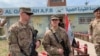En esta foto de archivo del 27 de marzo de 2020, los soldados estadounidenses montan guardia durante la ceremonia de entrega del aeródromo de Qayyarah en el sur de Mosul, Irak .
