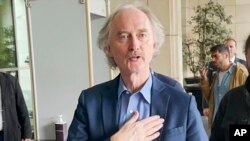 ARCHIVO - Esta captura de pantalla de un video proporcionado el domingo 15 de diciembre de 2024 muestra al enviado especial de las Naciones Unidas a Siria, Geir Pederson, hablando con periodistas a su llegada a Damasco.