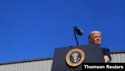 El presidente Donald Trump habla a seguidores durante un mitin de campaña, en Old Forge Pennsylvania, el 20 de agosto de 2020.
