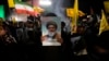 Seorang ulama memegang poster pemimpin Hizbullah yang terbunuh Hassan Nasrallah pada demonstrasi anti-Israel di Lapangan Felestin (Palestina) di Teheran, Iran, Selasa, 1 Oktober 2024. (Foto: AP)