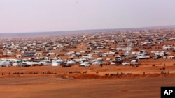 Foto tomada el martes, 14 de febrero de 2017, muestra una vista del campo informal Rukban, entre las fronteras de Jordania y Siria. El comandante de los guardias fronterizos de Jordania dice que los extremistas del Estado islámico están expandiendo su influencia en el extenso campo fronterizo.