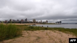 Vista del río Paraguay con marea baja en Asunción, en mayo de 2020.