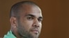 ARCHIVO - El brasileño Dani Alves escucha una pregunta durante una conferencia de prensa la víspera de un juego del Grupo G del Mundial entre Brasil y Camerún, en Doha, Qatar, en diciembre de 2022.