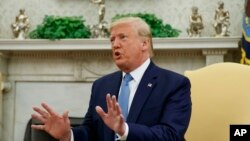 美国总统特朗普7月22日在白宫会见巴基斯坦总理时对记者发表讲话。