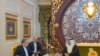 Raja Hamad bin Isa Al Khalifa dari Bahrain (kanan) bertemu dengan Menteri Luar Negeri Iran Abbas Araghchi di Manama, Bahrain, pada 21 Oktober 2024. (Foto: AFP/BNA)