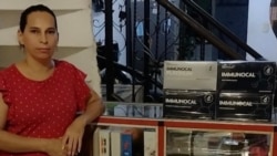 Nayiber Pérez, una emprendedora mujer en que vende ropa y otros productos por catálogo en Colombia, se resignó a vender en su casa ante las caídas de las redes sociales. [Foto: Cortesía]