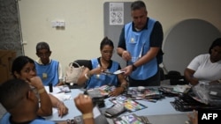 Los empleados electorales cuentan los votos durante las elecciones generales en Santo Domingo el 19 de mayo de 2024. (Foto de Federico PARRA/AFP)