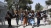 Combatientes talibanes patrullan en el barrio de Wazir Akbar Khan en la ciudad de Kabul, Afganistán, el miércoles 18 de agosto de 2021.