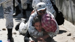 Una Guardia Nacional Mexicana detiene a un migrante centroamericano después de que cruzó el río Suchiate con un grupo de migrantes de Guatemala a México cerca de Ciudad Hidalgo, México, el lunes 20 de enero de 2020.