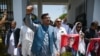 পাকিস্তান তেহরিক-ই-ইনসাফ (পিটিআই) দলের সংসদ সদস্যরা, ইসলামাবাদের সংসদ ভবনের বাইরে একটি বিক্ষোভ চলাকালীন কারাবন্দী প্রাক্তন প্রধানমন্ত্রী ইমরান খানের পোস্টার বহন করছেন। ১৮ জুলাই, ২০২৪।