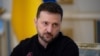 Presiden Ukraina Volodymyr Zelenskyy berbicara dengan wartawan Ukraina di Kyiv, Ukraina, Senin, 21 Oktober 2024. (Foto: via AP)