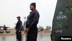 د لکي مروت ضلعې د پوليسو ویاند شاهد حميد وي او اې ډیوه ته تاييد کړه چې سهار وختي د پوليسو موبايل د ډډيواله تاڼې په حدودو کې روان وو نامعلومه وسله والو پرې ډزې کړي او د تانډار علم دين سره پکې ټول شپږ واړه پولیس اهلکار وژل شوي دي