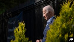 ARCHIVO - El presidente Joe Biden sale de la iglesia católica Holy Trinity en la sección de Georgetown de Washington, después de asistir a misa, el 10 de junio de 2023.
