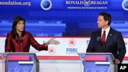 ARCHIVO - La exembajadora ante la ONU, Nikki Haley, izq, junto al gobernador de Florida, Ron DeSantis, interviene durante el segundo debate de primarias presidenciales republicanas, el 27 de septiembre de 2023, en Simi Valley, California.