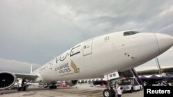 Un avión de la aerolínea de Singapur se ve en la pista después de solicitar un aterrizaje de emergencia en el aeropuerto internacional Suvarnabhumi de Bangkok, Tailandia.
