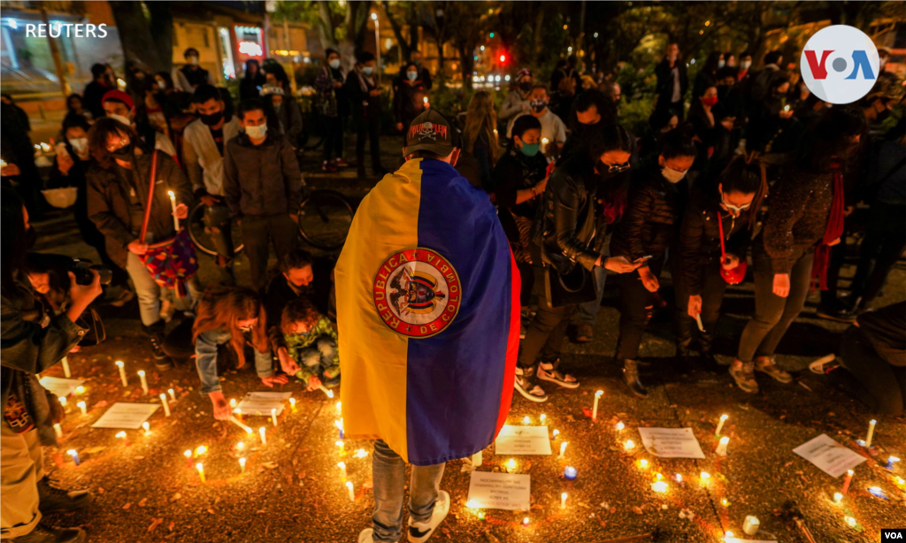 Los manifestantes encienden velas como s&#237;mbolo de paz.