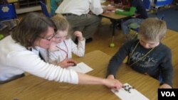 Lisa Purcell en medio de un taller de ciencias para niños de primero en la escuela primaria Barstow Memorial en Chittenden, Vermont.