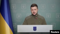 El presidente de Ucrania, Volodymyr Zelenskiy, habla durante un discurso en video mientras continúa el ataque de Rusia contra Ucrania, en Kiev, Ucrania, el 22 de marzo de 2022. Servicio de Prensa Presidencial de Ucrania/Folleto a través de REUTERS