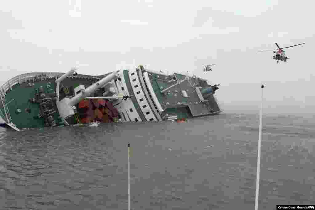 Helicopters fly toward the sinking ferry that was&nbsp;on its way to Jeju island from Incheon, April 16, 2014.