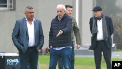 El presidente de la Asociación Argentina de Fútbol, Claudio Tapia (izq.) y el director de "Selección", César Luis Menotti (centro), asisten a una sesión de entrenamiento en Buenos Aires, Argentina, el martes 28 de mayo de 2019. 