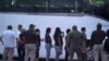 Migrantes hacen fila en Matamoros, una ciudad de mucho tránsito entre México y EEUU, el 11 de mayo de 2023.