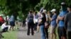 Votantes hacen fila para votar en las elecciones primarias en Park Tavern, Atlanta, en el estado de Georgia, EE.UU., el martes, 9 de junio de 2020.