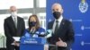 Juan González (derecha) asistente especial del presidente de EE.UU., Joe Biden, y Julie Chung, subsecretaria interina para el Hemisferio Occidental durante visita a Montevideo, Uruguay, el 15 de abril de 2021. [Cortesía Presidencia de la Republica - ROU]